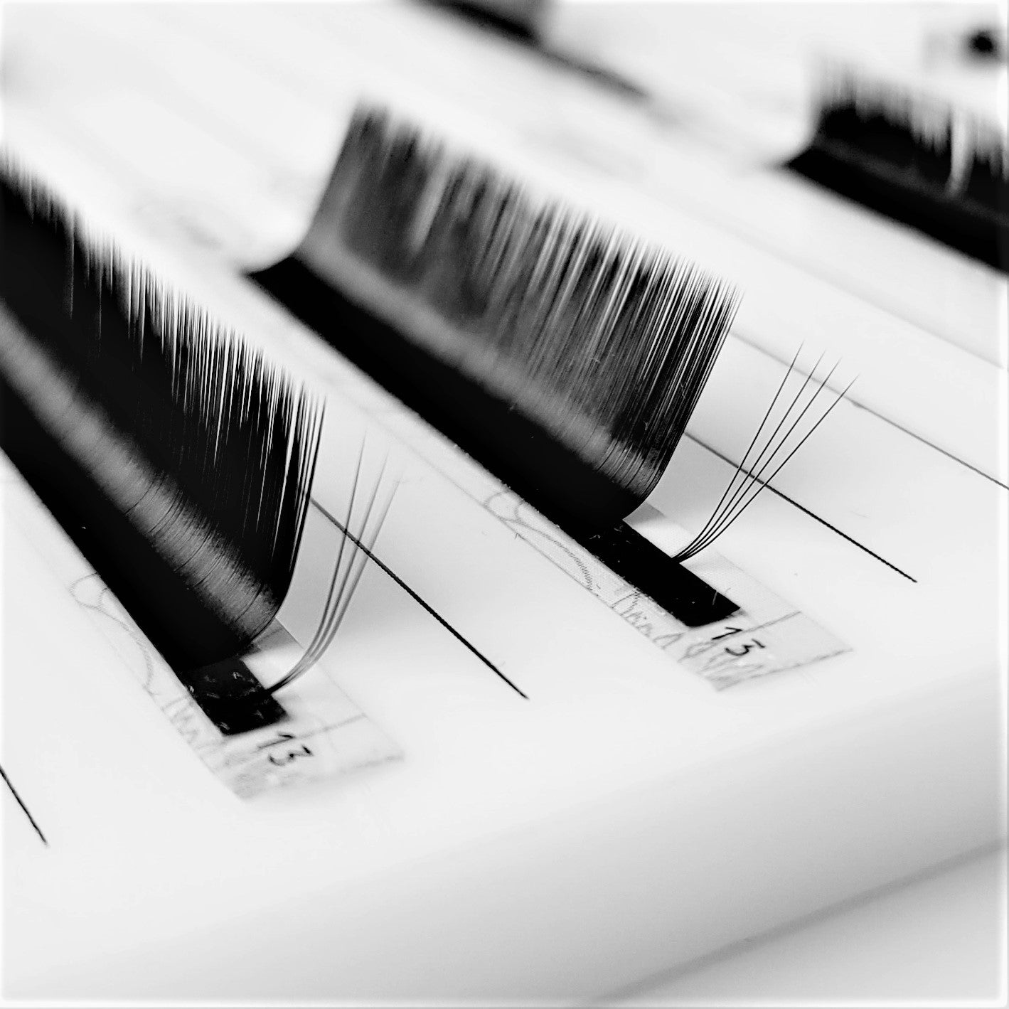 Easy Fan Lashes sind sogenannte Selbstfächernde Wimpern bei einer Wimpernverlängerung. Diese Wimpernextension sind tiefschwarze Volumen Wimpern und eignen sich für Volumentechnik. Effekte Wimpern mit L Biegung werden verwendet, um eyeliner oder Cat eyes Ergebnisse zu gestalten.