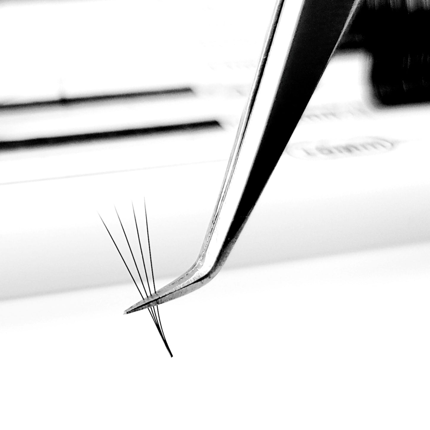 Original Volumen Wimpern mit M Biegung eignet sich für Volumentechnik bei einer Wimpernverlängerung. L Curl Effekt ist perfekt um Eyeliner Ergebniss zu gestalten.