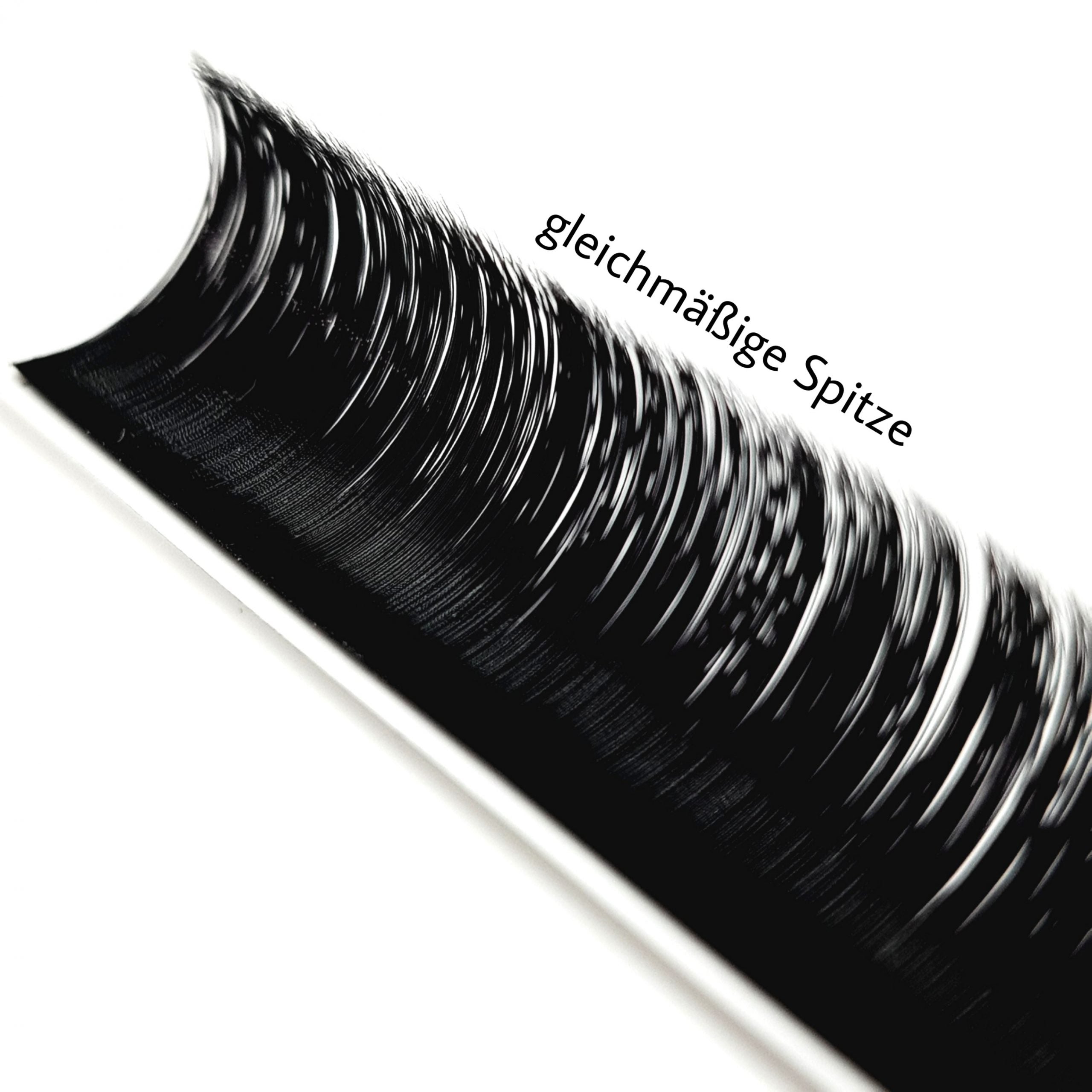 Easy Fan Lashes sind sogenannte Selbstfächernde Wimpern bei einer Wimpernverlängerung. Diese Wimpernextension sind tiefschwarze Volumen Wimpern und eignen sich für Volumentechnik und Megavolume.