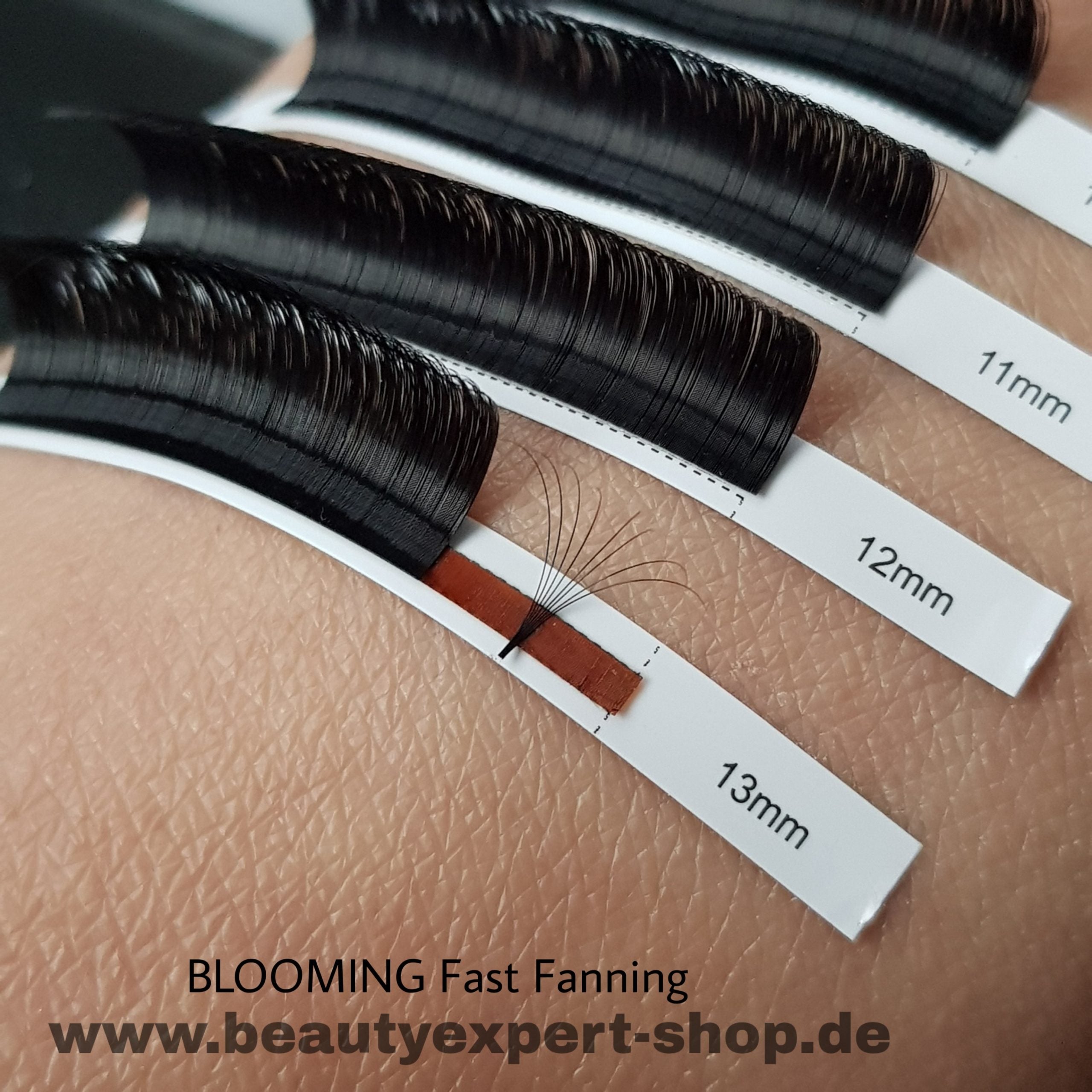 Easy Fan Lashes sind sogenannte Selbstfächernde Wimpern bei einer Wimpernverlängerung. Diese Wimpernextension sind tiefschwarze Volumen Wimpern und eignen sich für Volumentechnik und Megavolume.